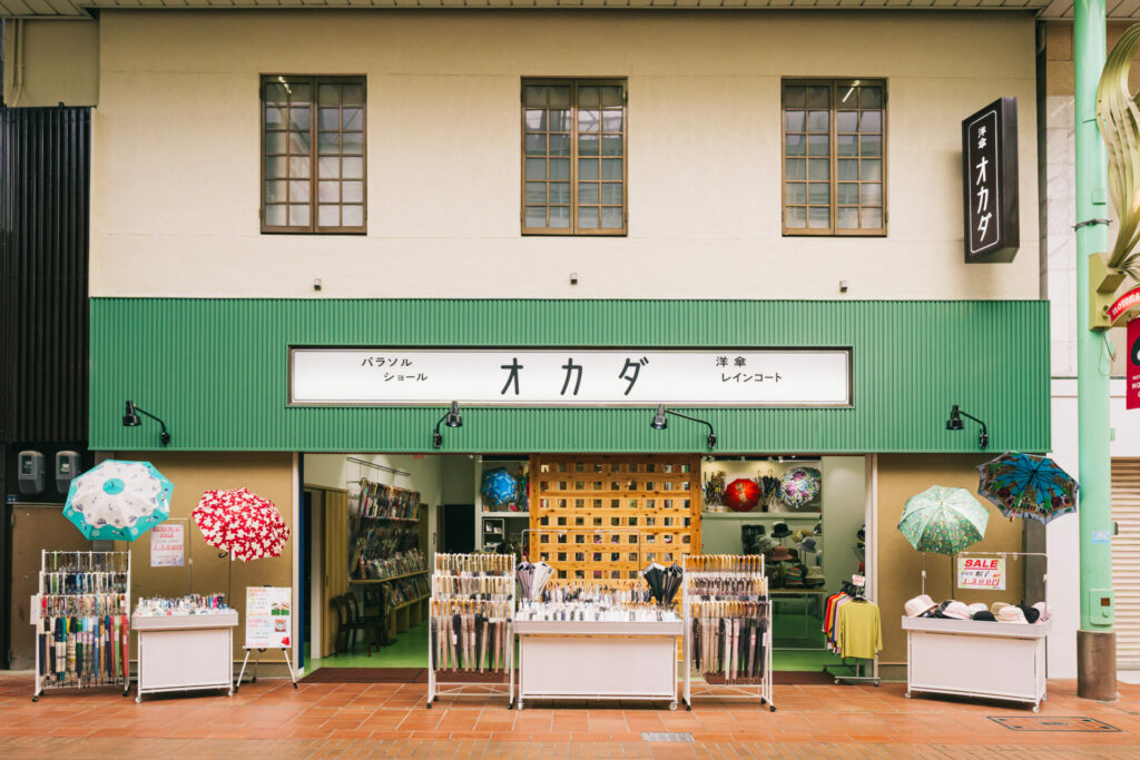 改修後のオカダ洋傘店 店舗外観（神戸市中央区）