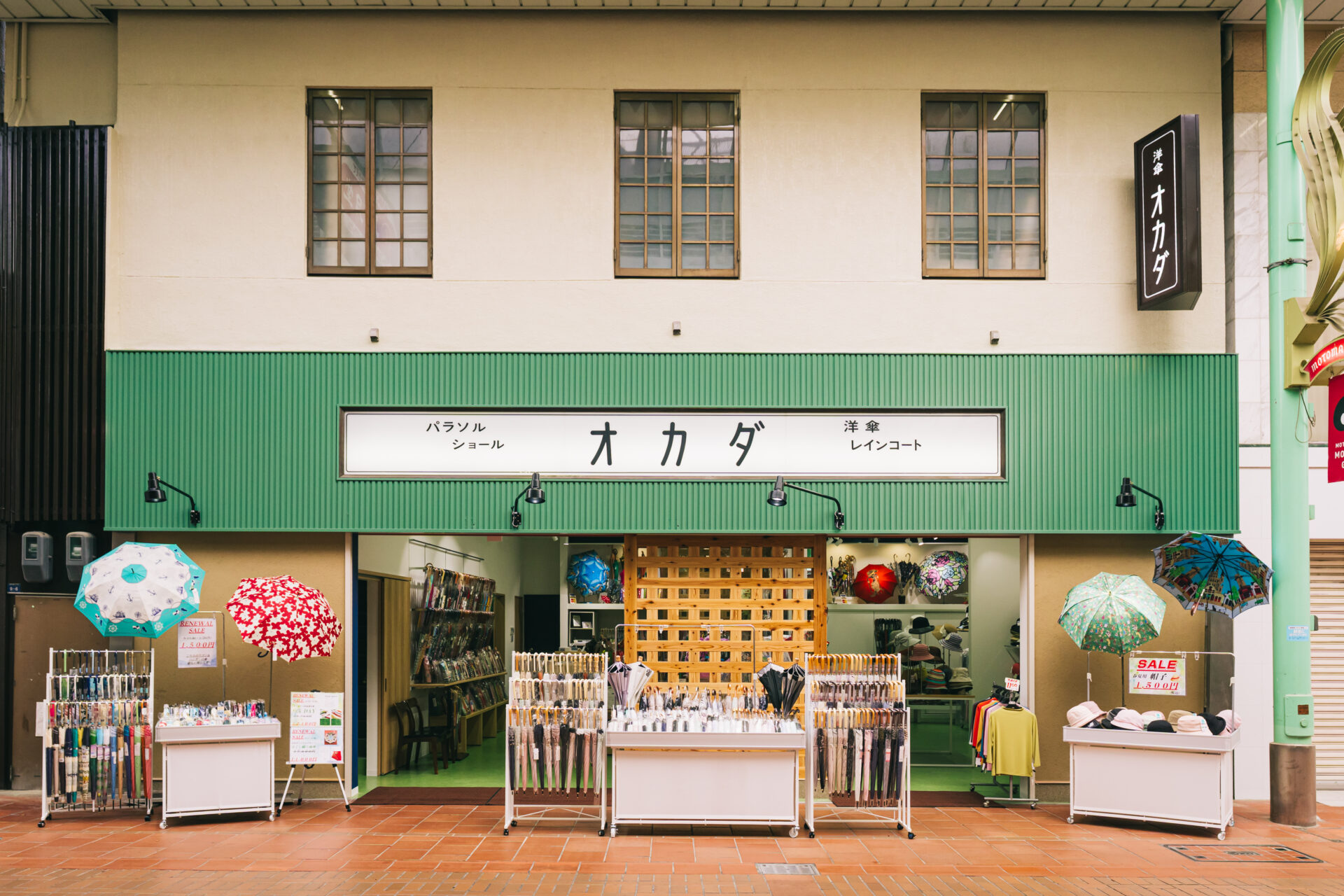改修後のオカダ洋傘店 店舗外観(神戸市中央区)