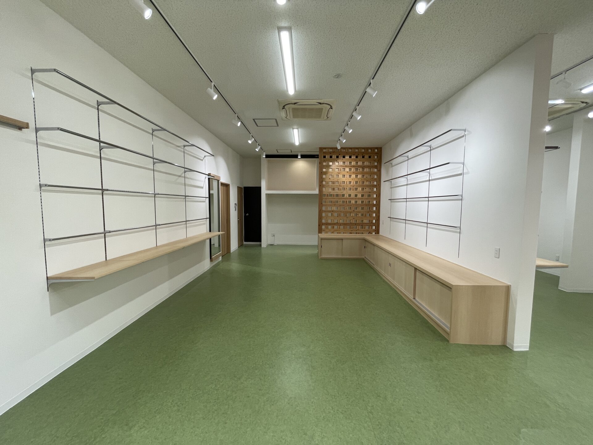 改修後のオカダ洋傘店 店舗内観