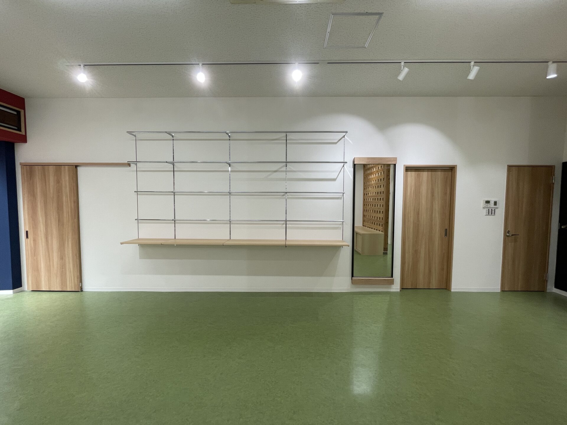 改修後のオカダ洋傘店 店舗内観
