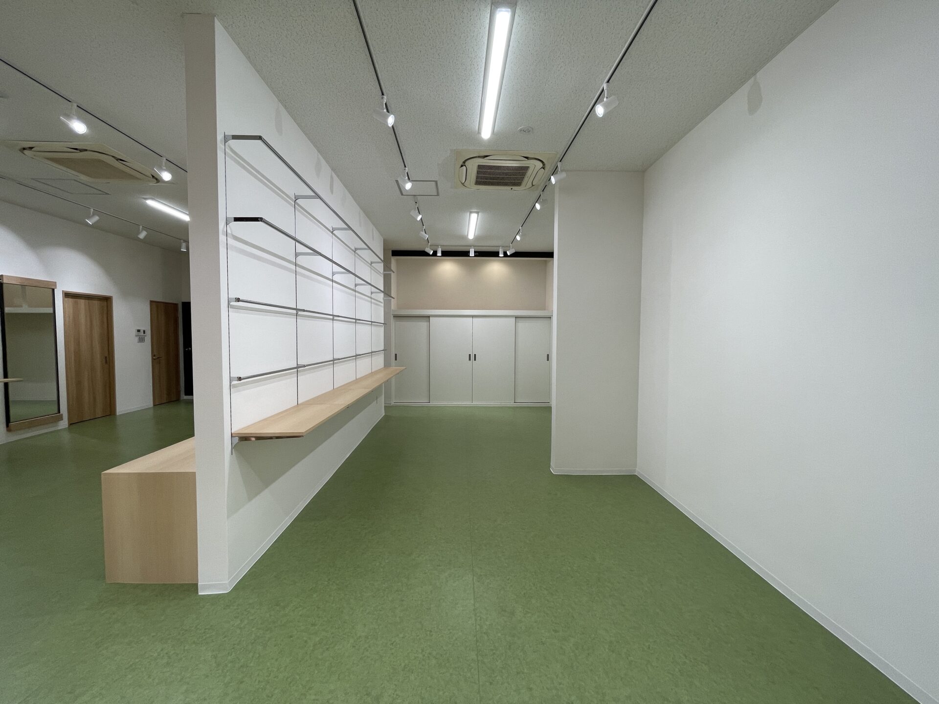 改修後のオカダ洋傘店 店舗内観