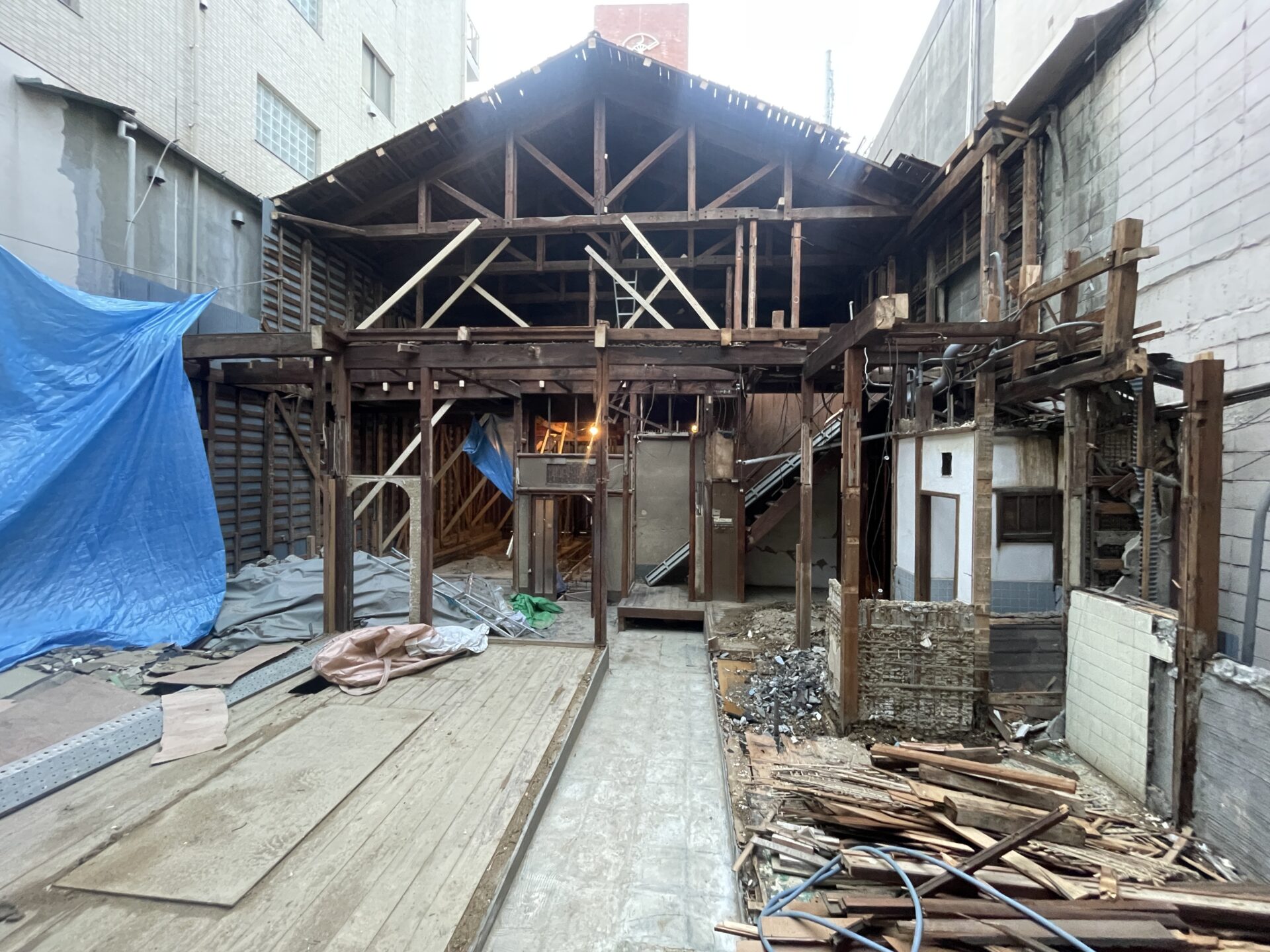 オカダ洋傘店の解体作業状況