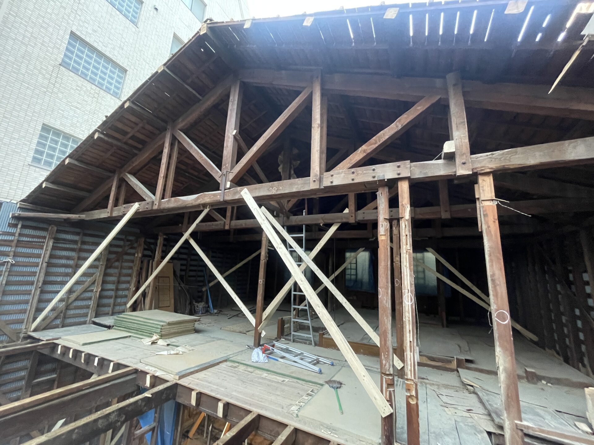 オカダ洋傘店の解体作業状況